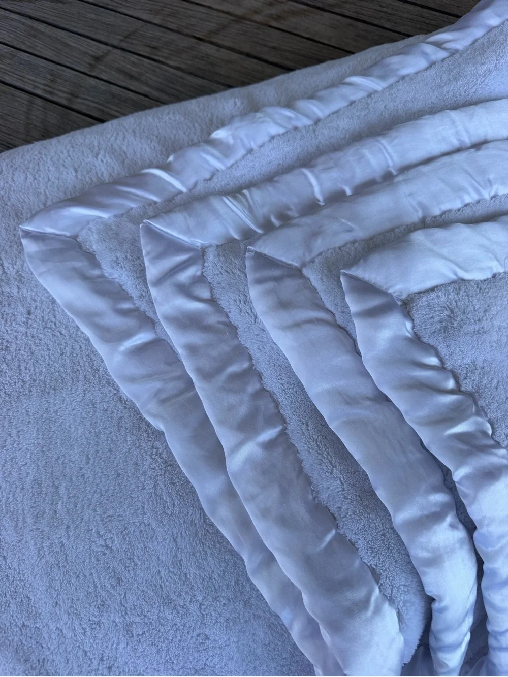 Simply Shabby Chic Satin Trim White Plush Blanket Rachel Ashwell Heavy F/Q GUC